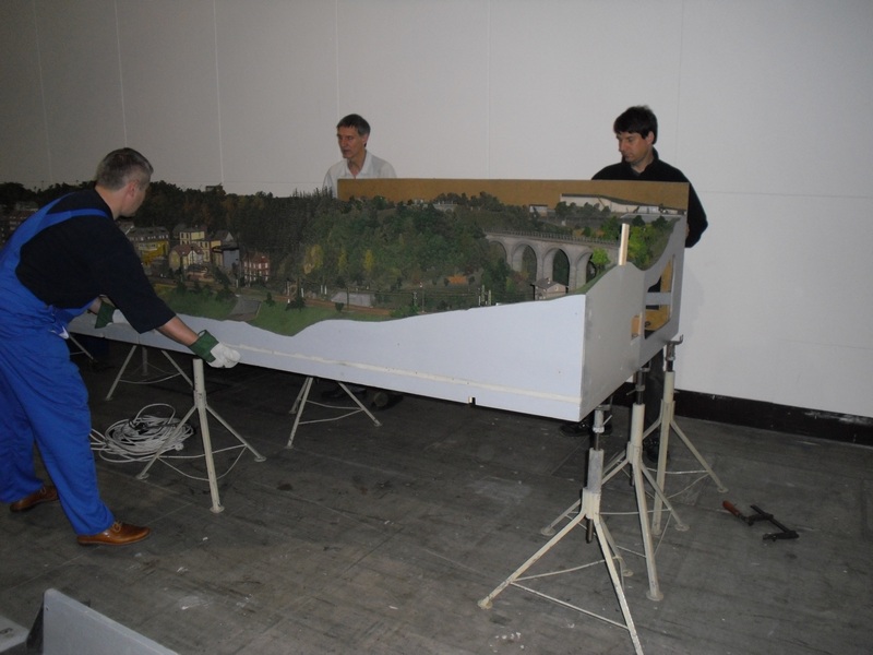 Der Aufbau in der Messehalle Der Aufbau in der Messehalle
